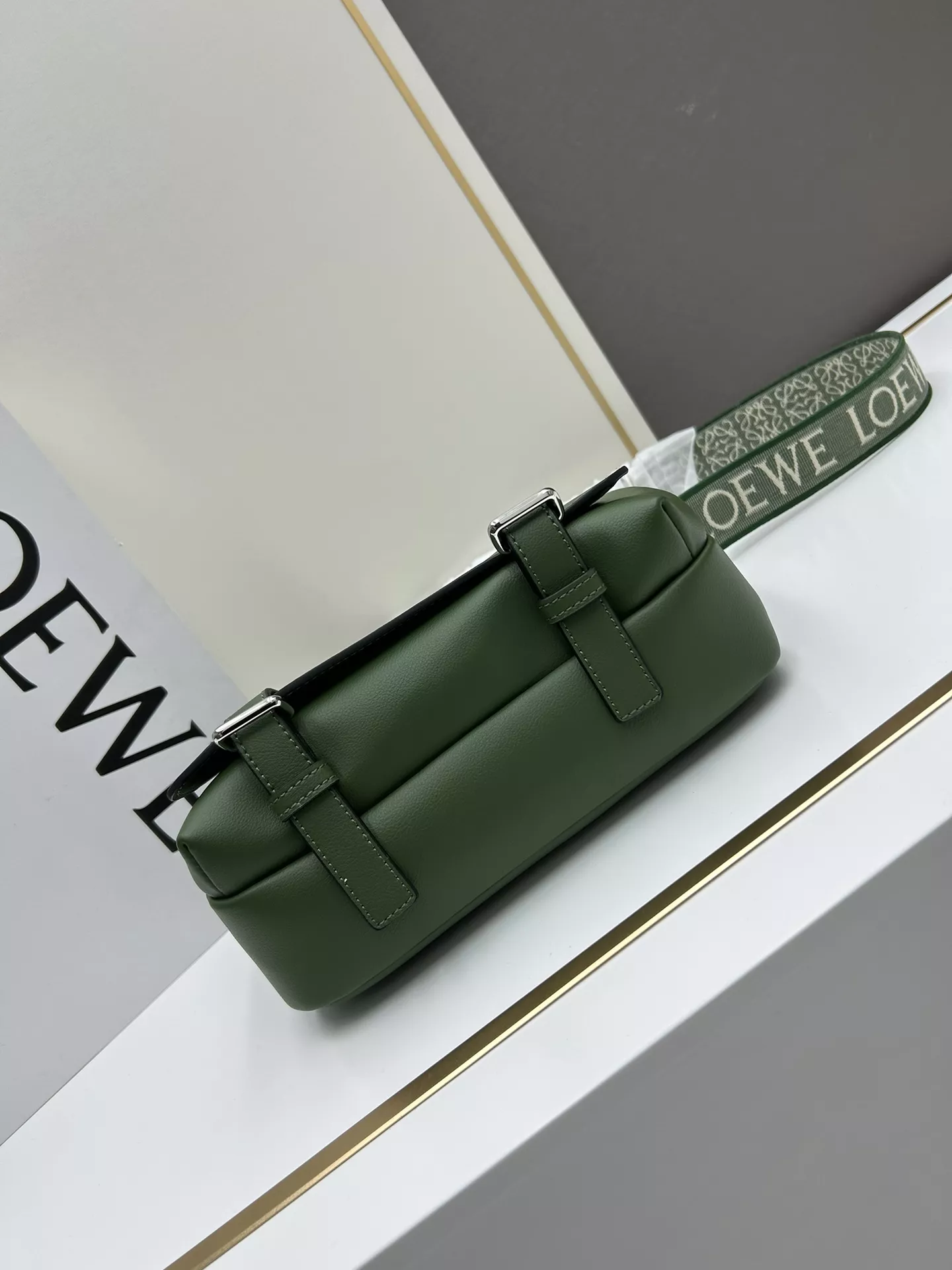 LOEWE AAA Quality Messenger Bags For Unisex Resilient 9744