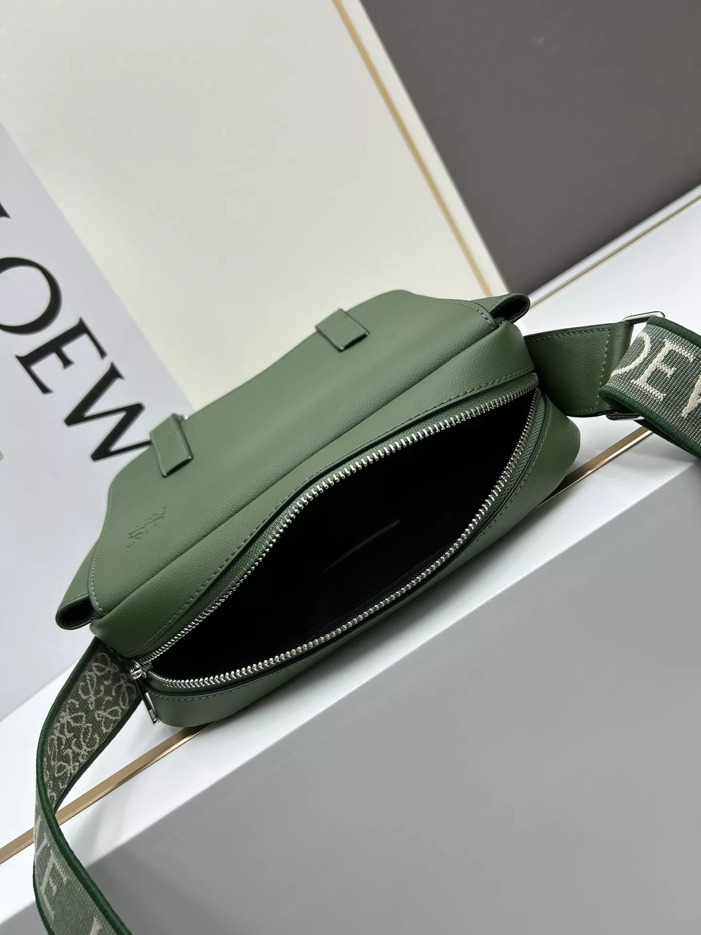 LOEWE AAA Quality Messenger Bags For Unisex Resilient 9744