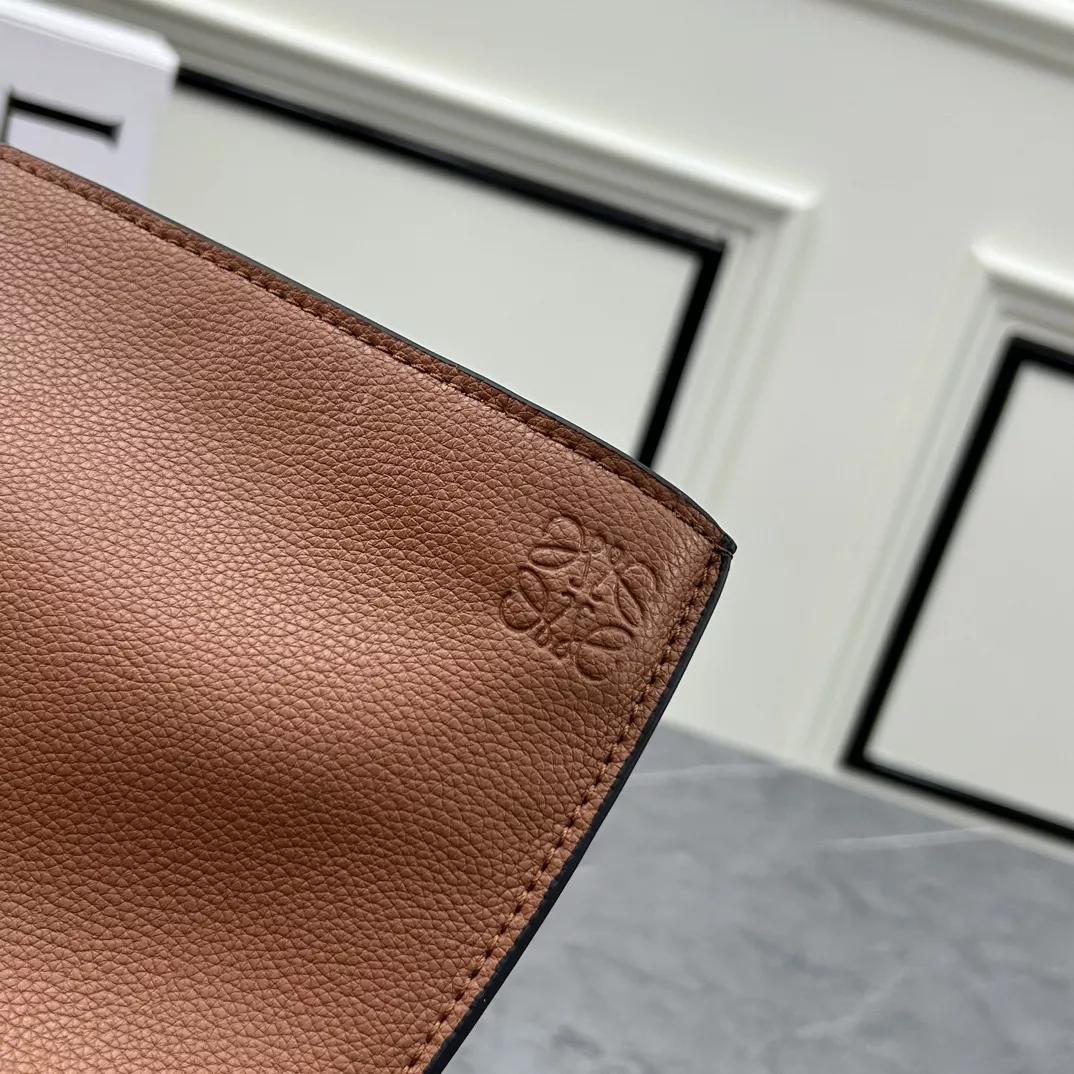 LOEWE AAA Quality Messenger Bags For Unisex SportInspired 6956