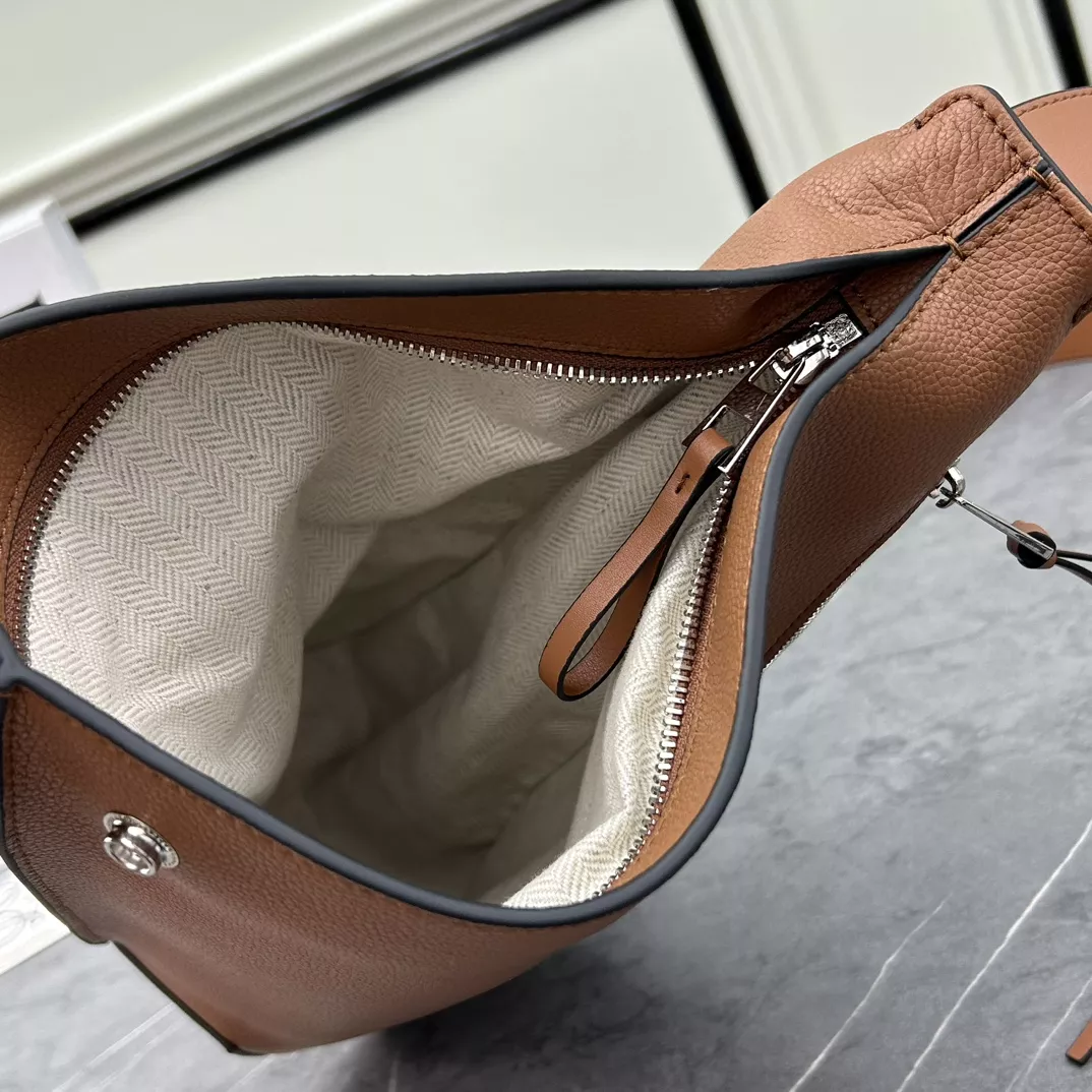 LOEWE AAA Quality Messenger Bags For Unisex SportInspired 6956
