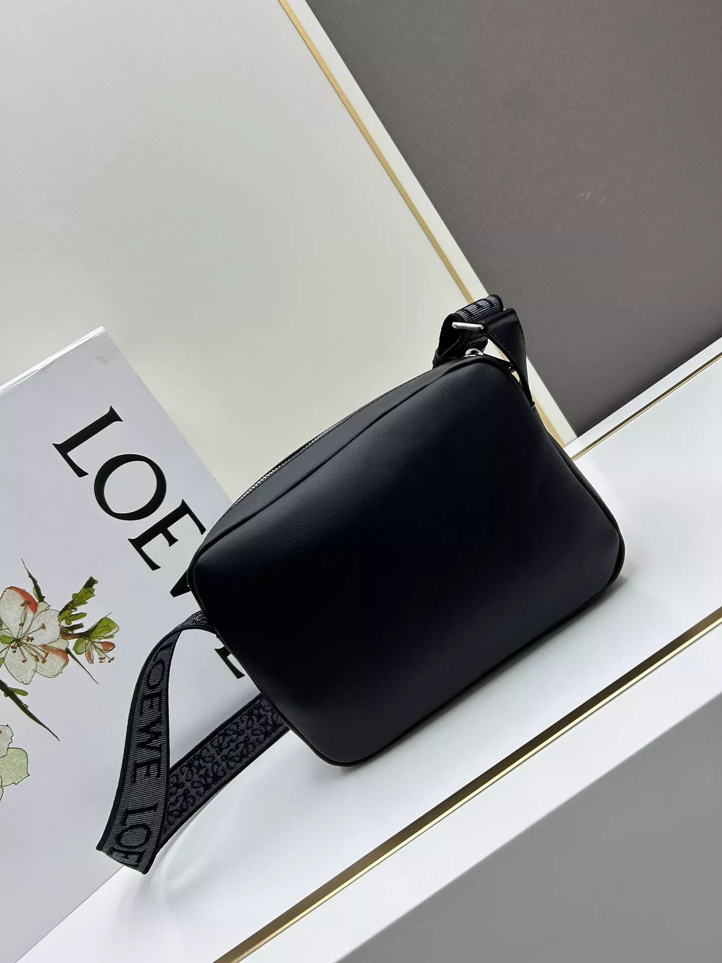 LOEWE AAA Quality Messenger Bags For Unisex TopPick 3079