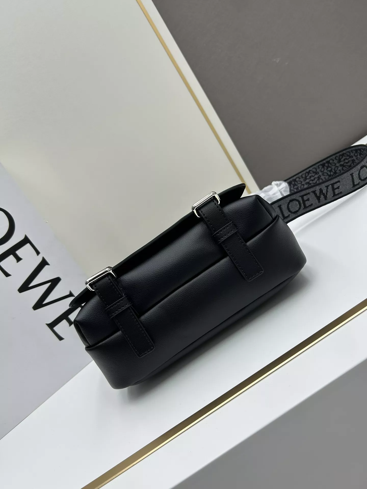 LOEWE AAA Quality Messenger Bags For Unisex TopPick 3079