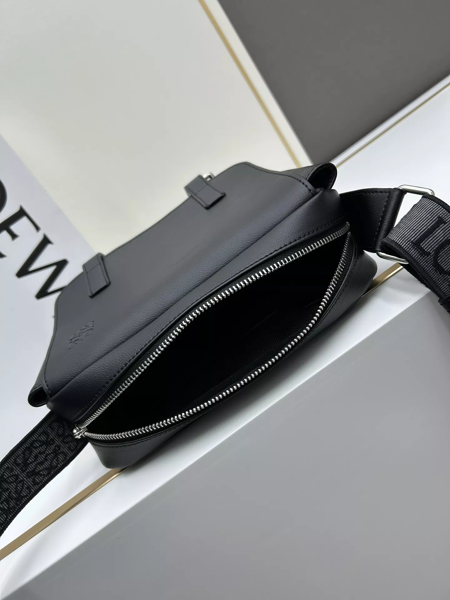 LOEWE AAA Quality Messenger Bags For Unisex TopPick 3079