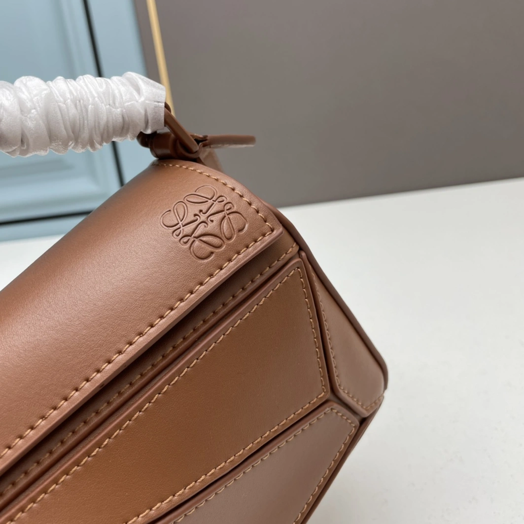 LOEWE AAA Quality Messenger Bags For Women Affordable 1805