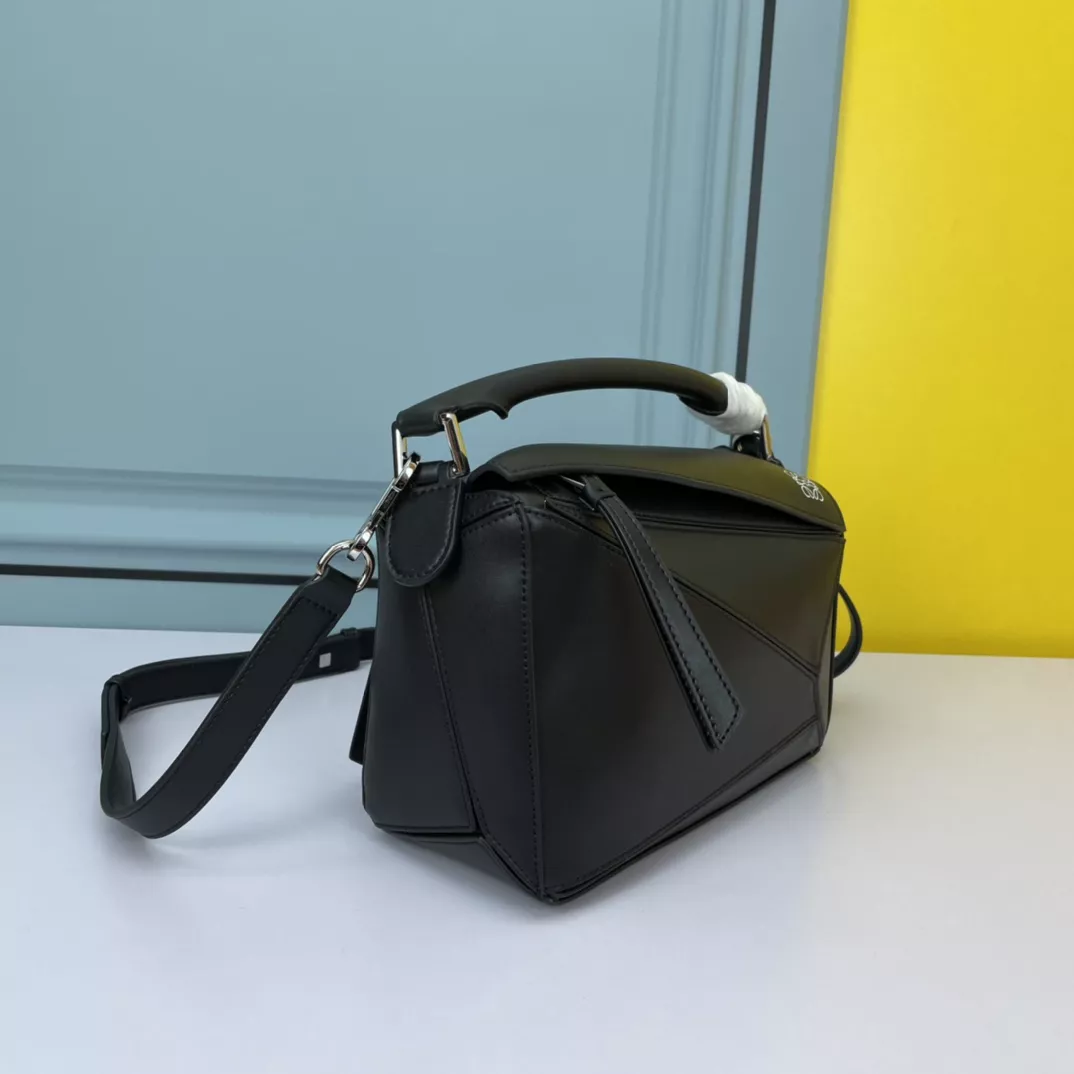 LOEWE AAA Quality Messenger Bags For Women Affordable 2729