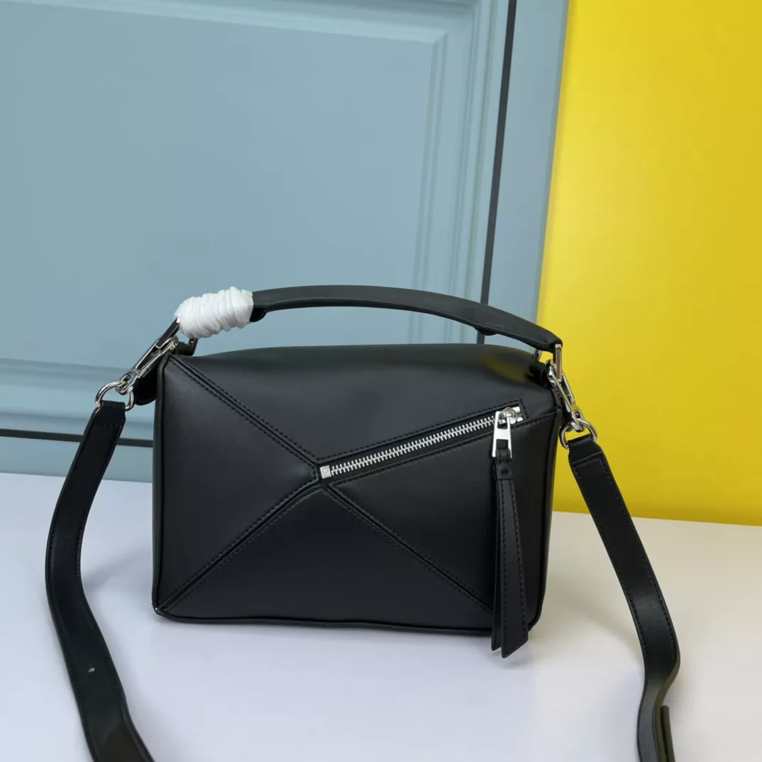 LOEWE AAA Quality Messenger Bags For Women Affordable 2729
