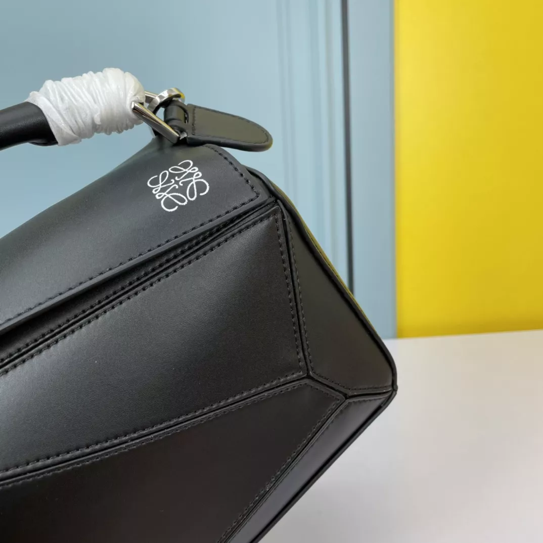 LOEWE AAA Quality Messenger Bags For Women Affordable 2729