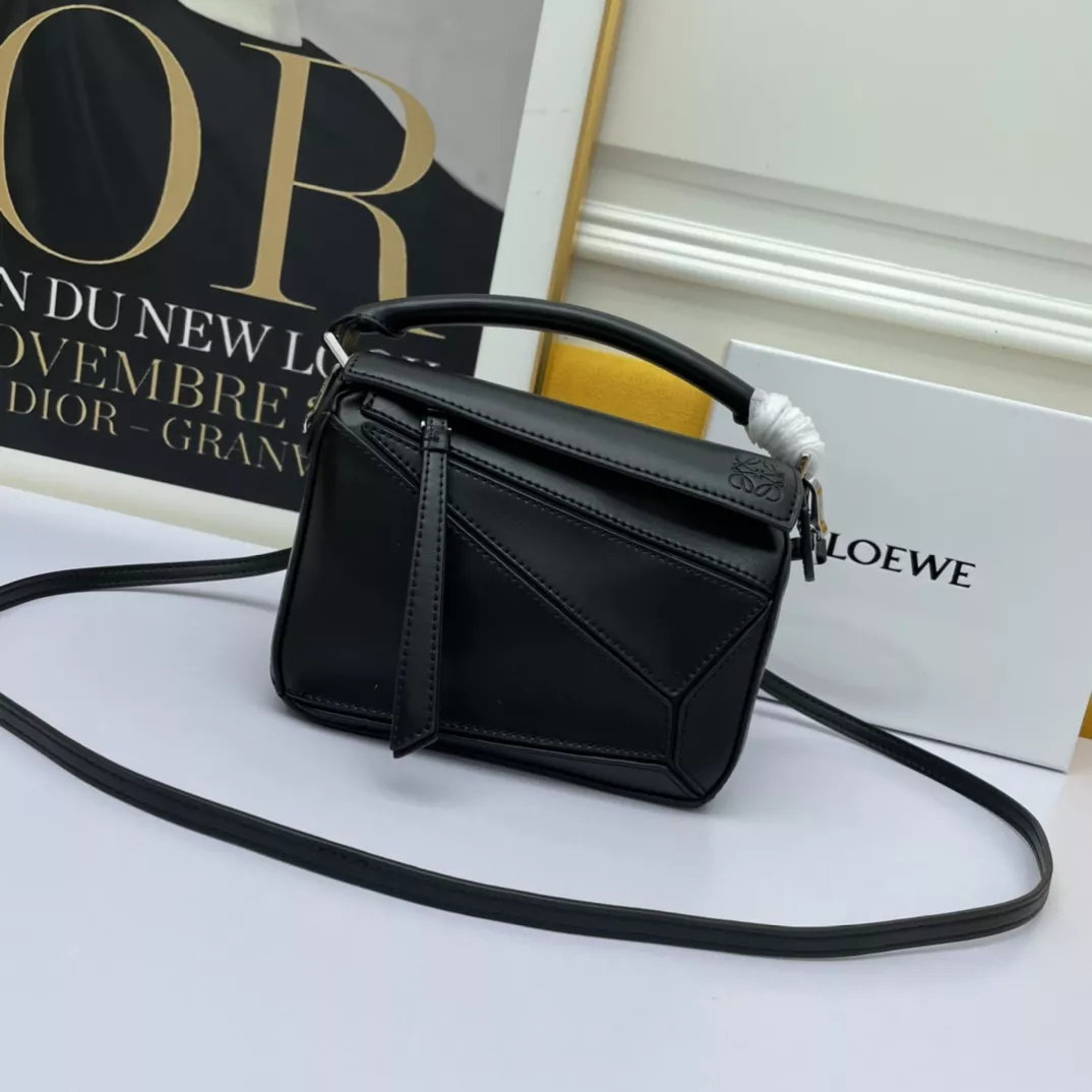 LOEWE AAA Quality Messenger Bags For Women Bold 535