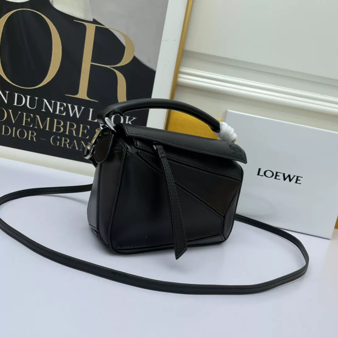 LOEWE AAA Quality Messenger Bags For Women Bold 535