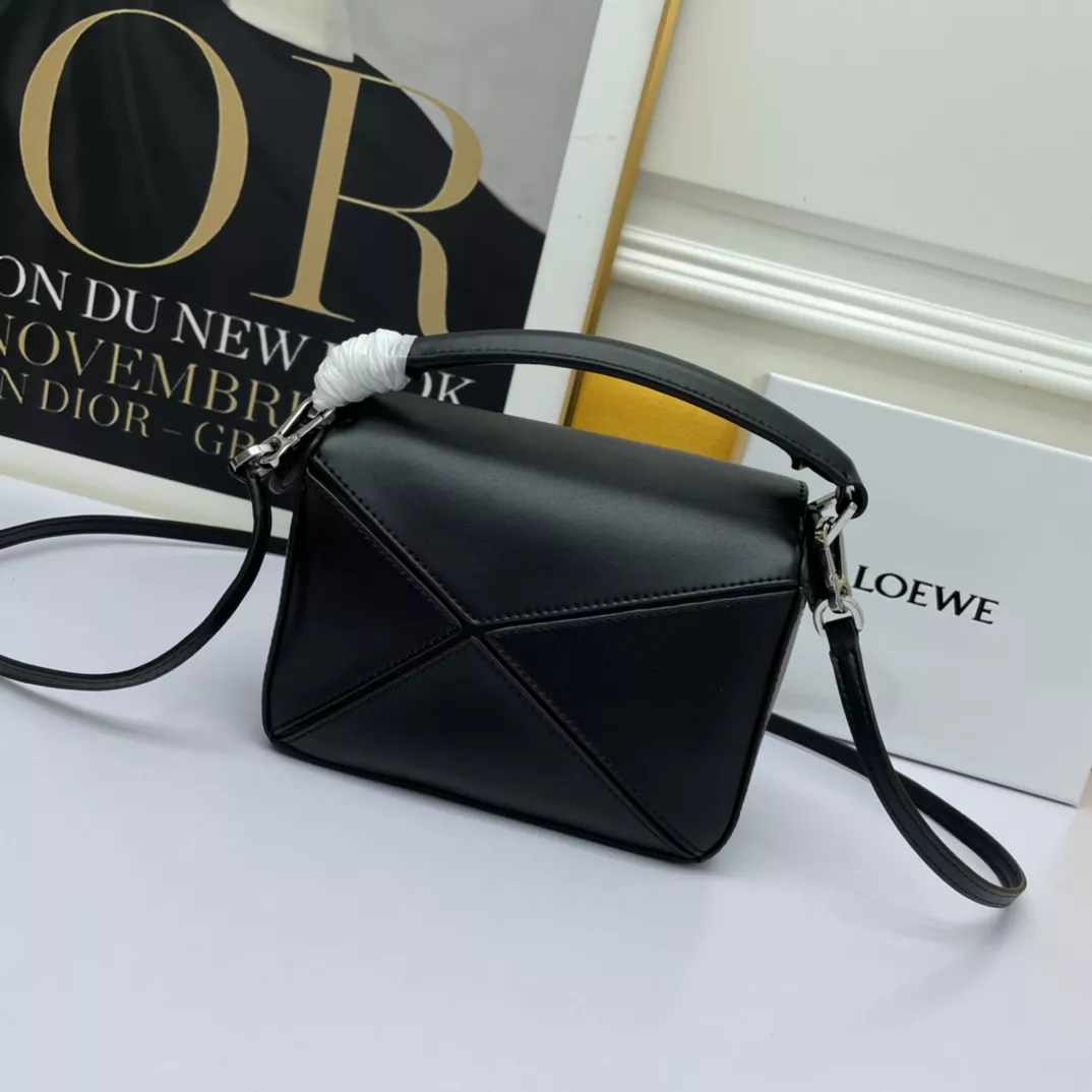 LOEWE AAA Quality Messenger Bags For Women Bold 535