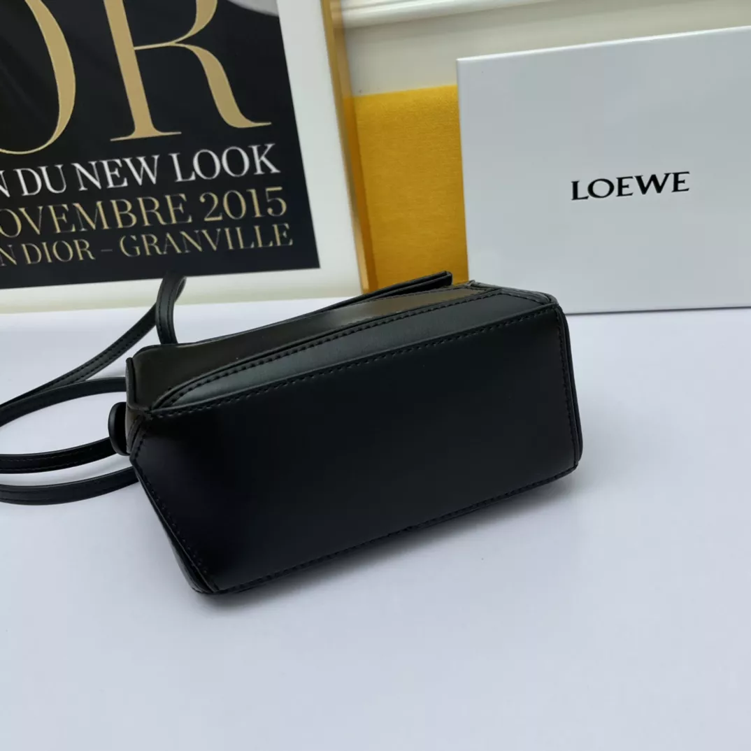 LOEWE AAA Quality Messenger Bags For Women Bold 535