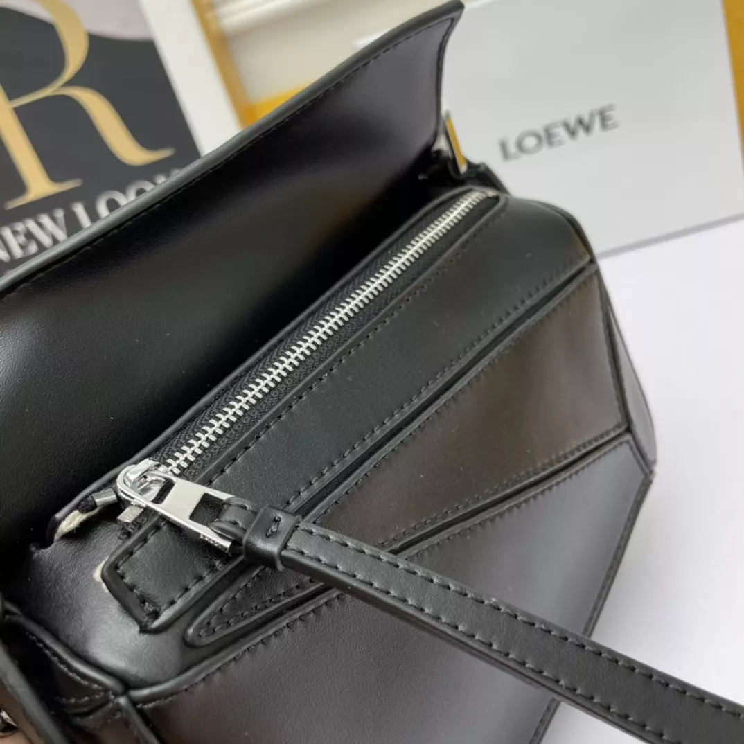 LOEWE AAA Quality Messenger Bags For Women Bold 535