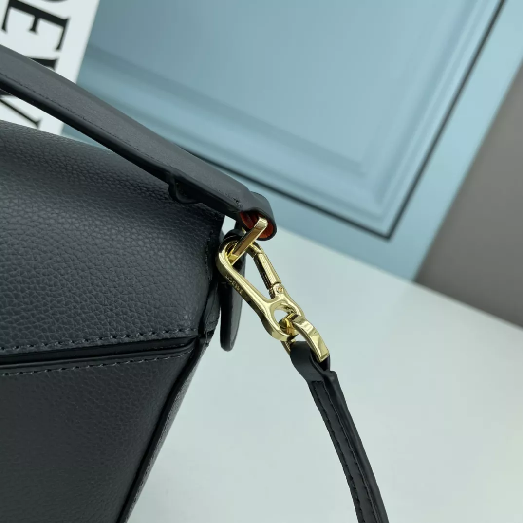 LOEWE AAA Quality Messenger Bags For Women Bold 6412