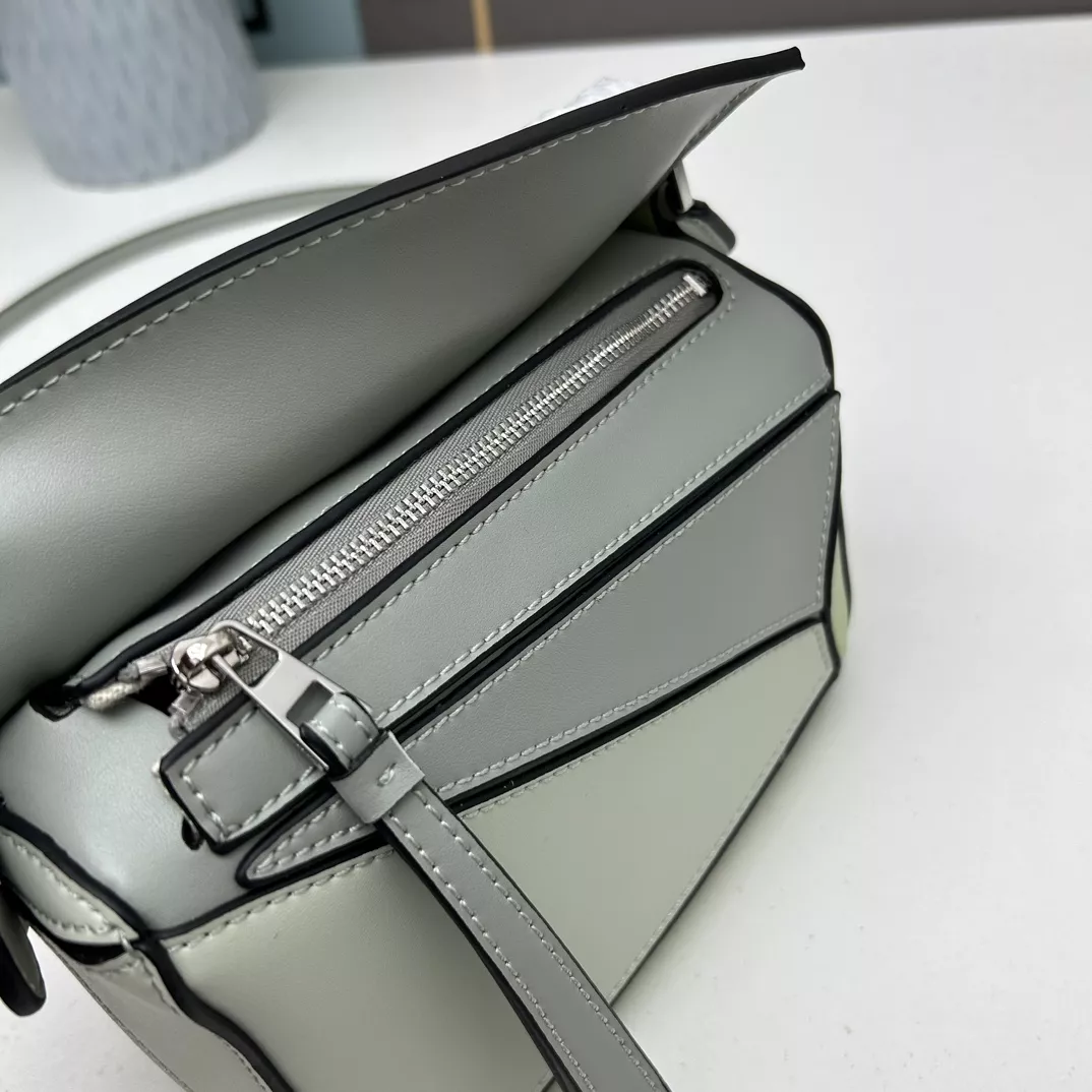 LOEWE AAA Quality Messenger Bags For Women Breathable 3698