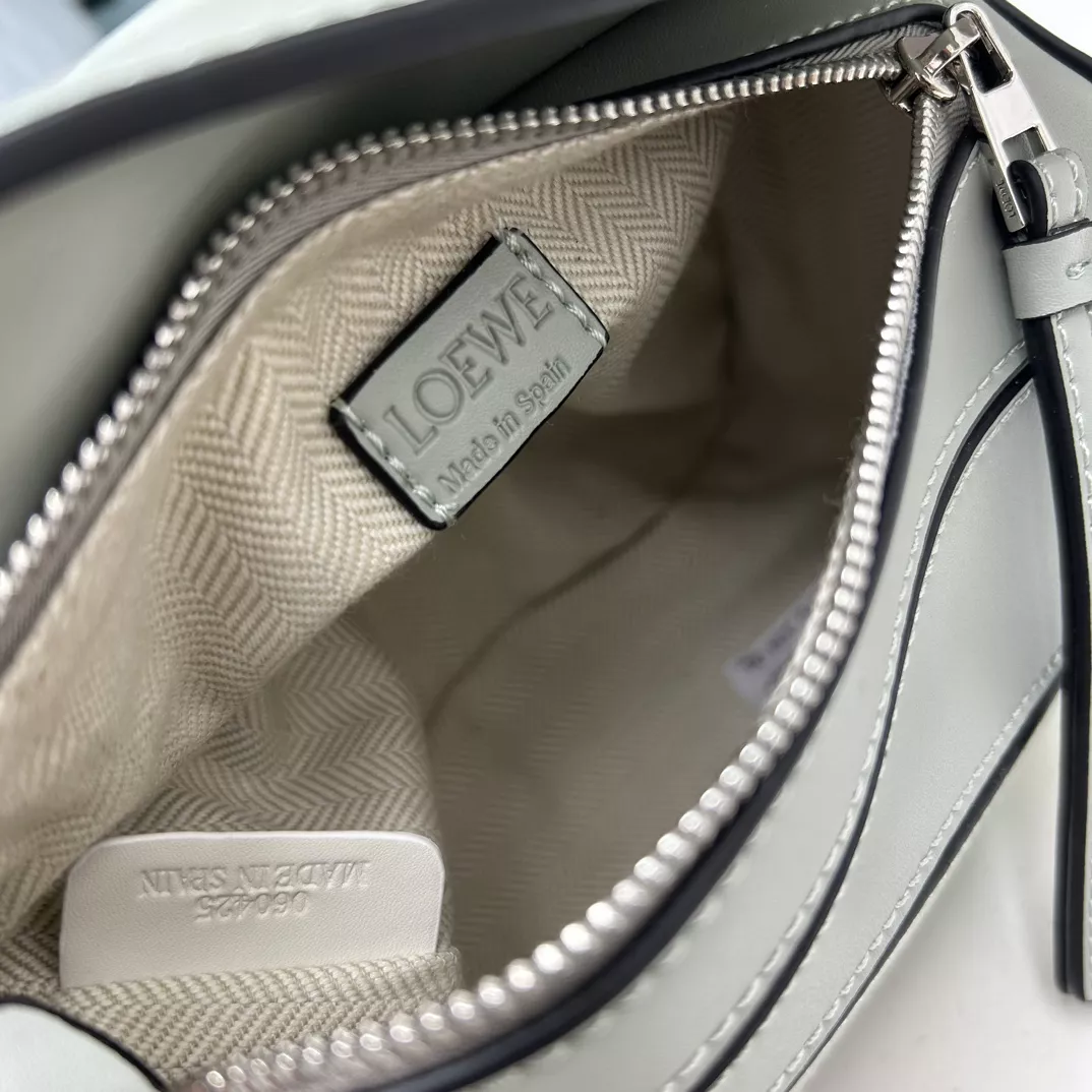LOEWE AAA Quality Messenger Bags For Women Breathable 3698