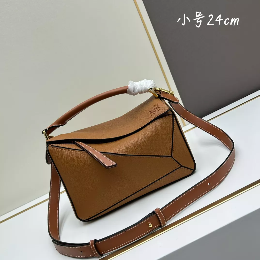 LOEWE AAA Quality Messenger Bags For Women Compact 3940