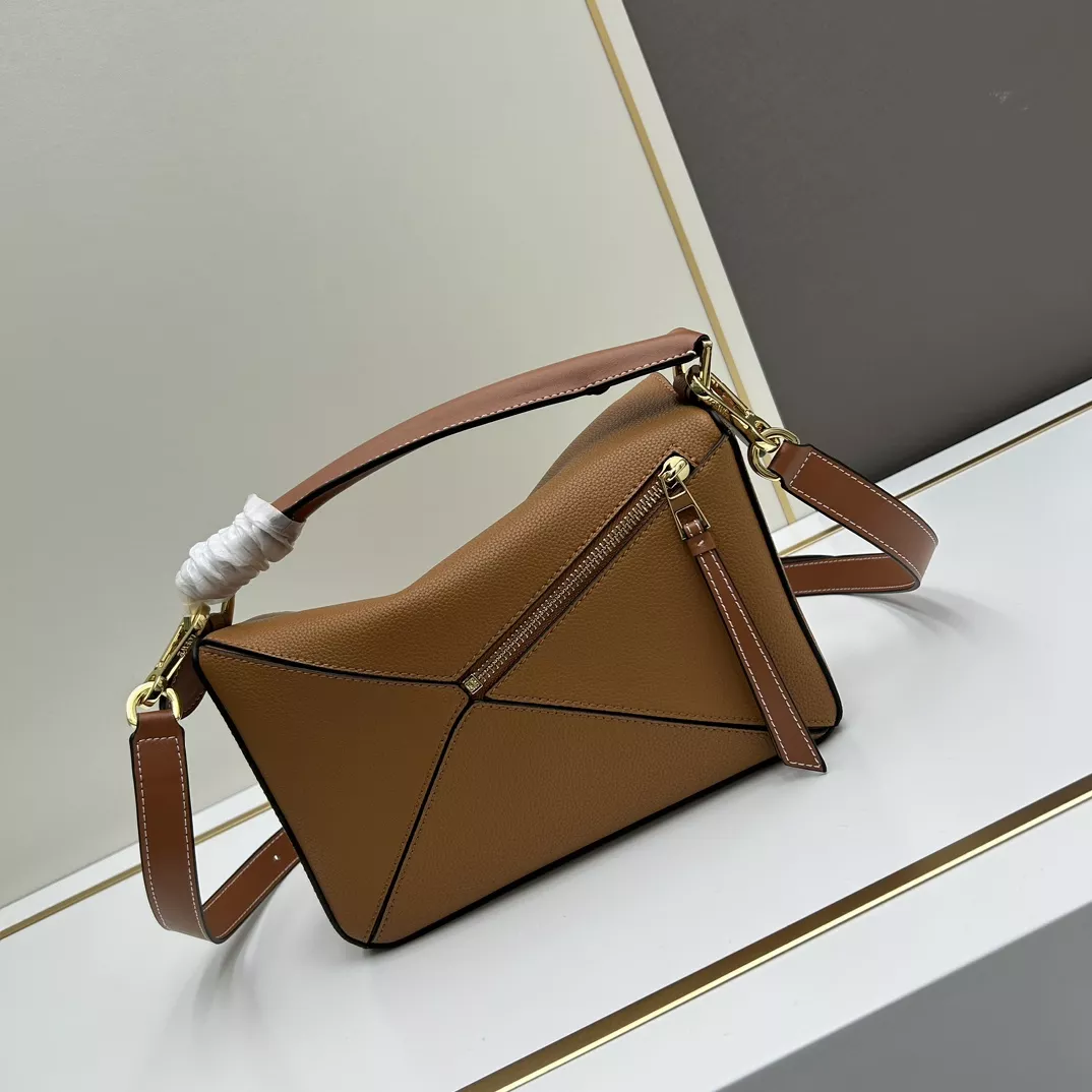 LOEWE AAA Quality Messenger Bags For Women Compact 3940