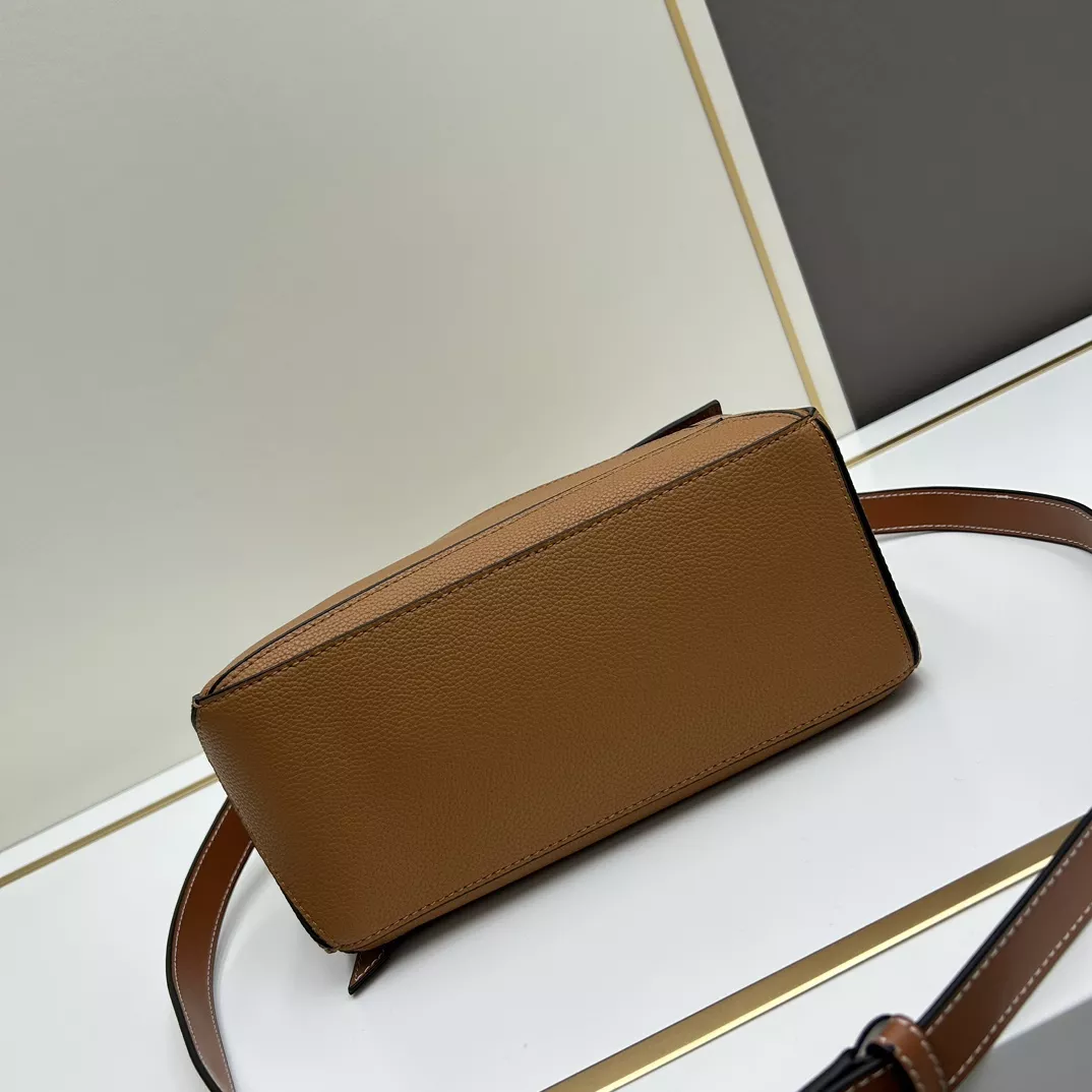 LOEWE AAA Quality Messenger Bags For Women Compact 3940