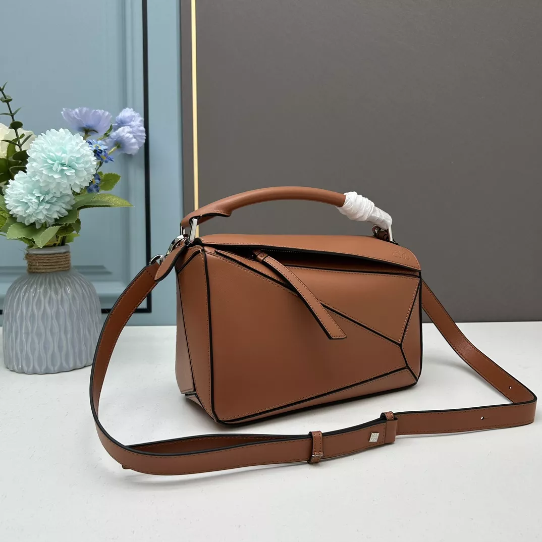 LOEWE AAA Quality Messenger Bags For Women Cozy 7519