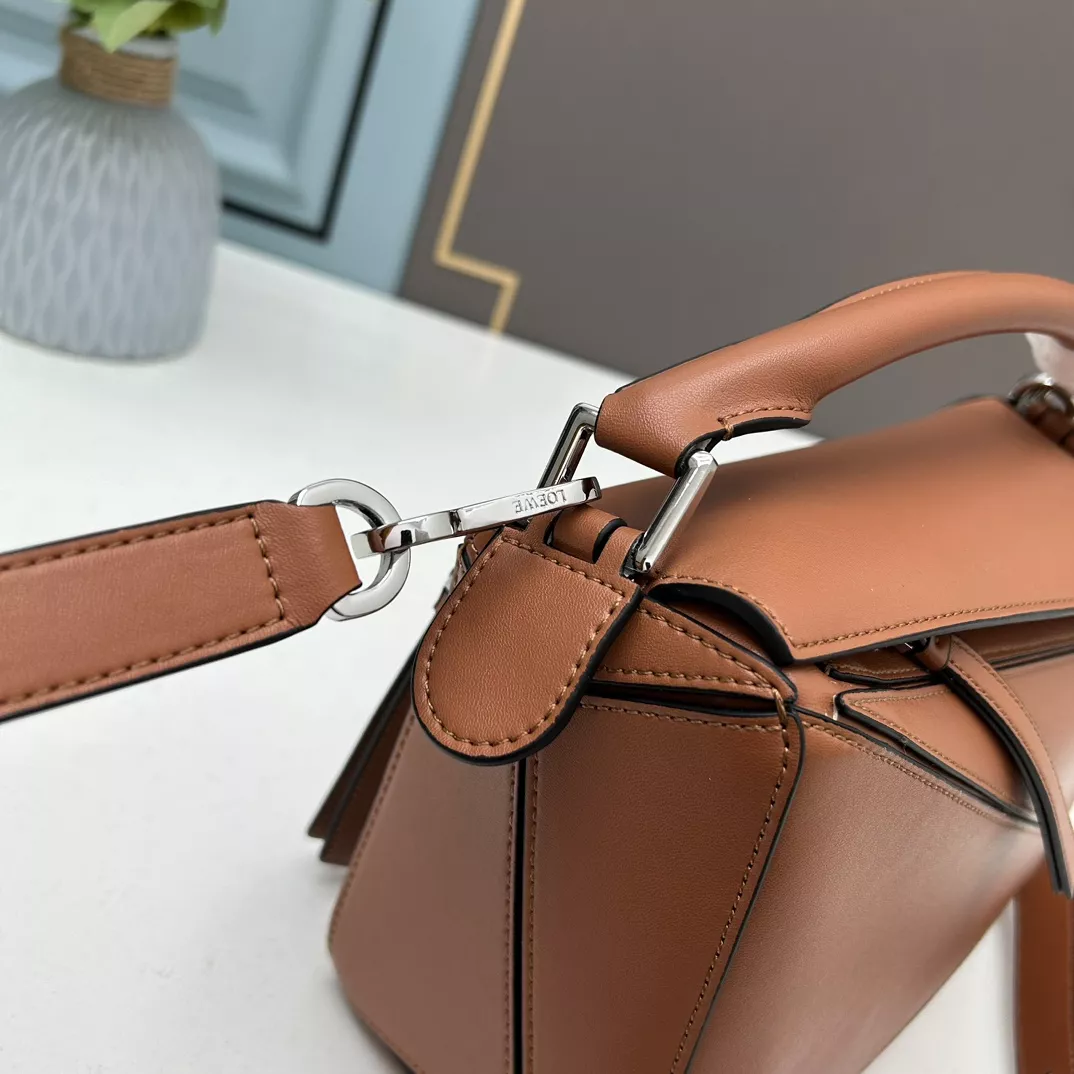 LOEWE AAA Quality Messenger Bags For Women Cozy 7519