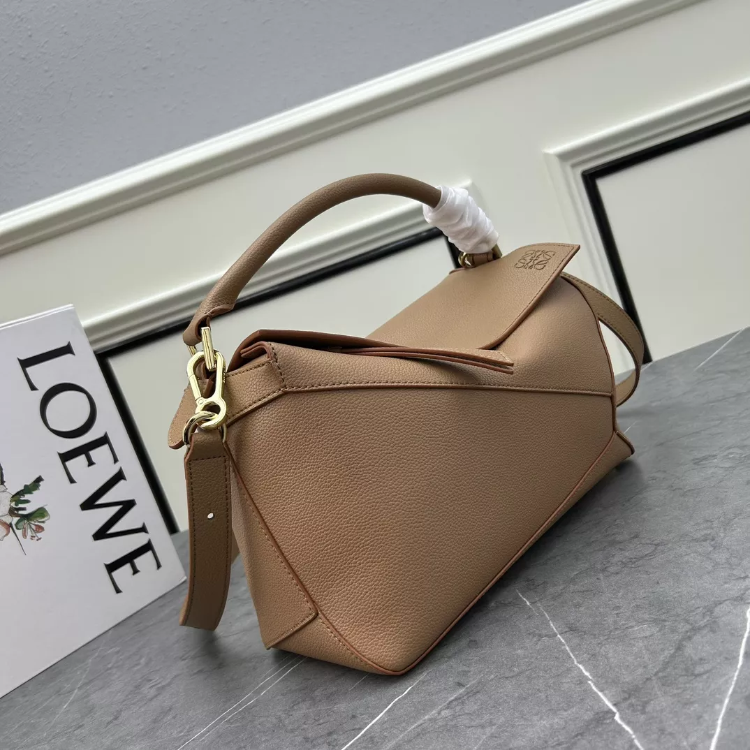 LOEWE AAA Quality Messenger Bags For Women Durable 1994