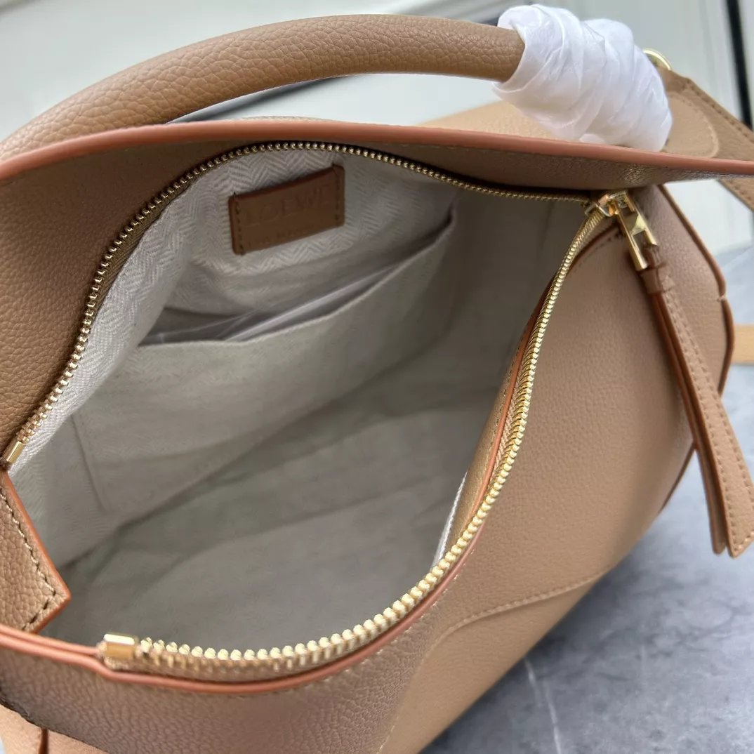 LOEWE AAA Quality Messenger Bags For Women Durable 1994
