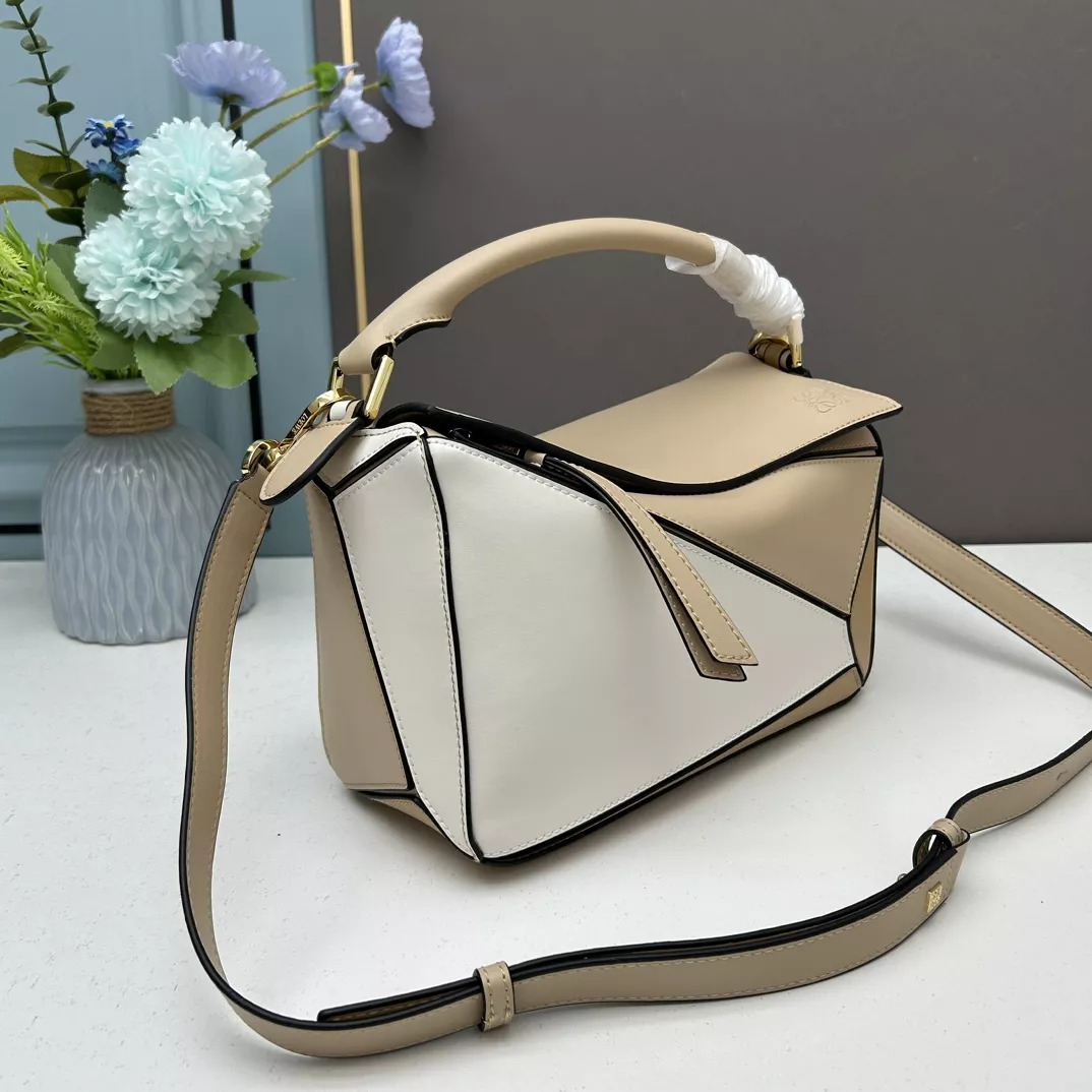 LOEWE AAA Quality Messenger Bags For Women Durable 6476