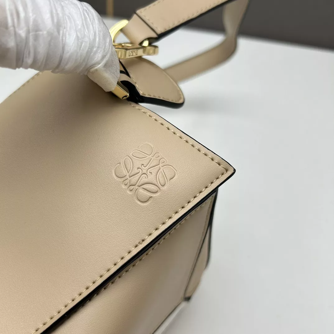 LOEWE AAA Quality Messenger Bags For Women Durable 6476
