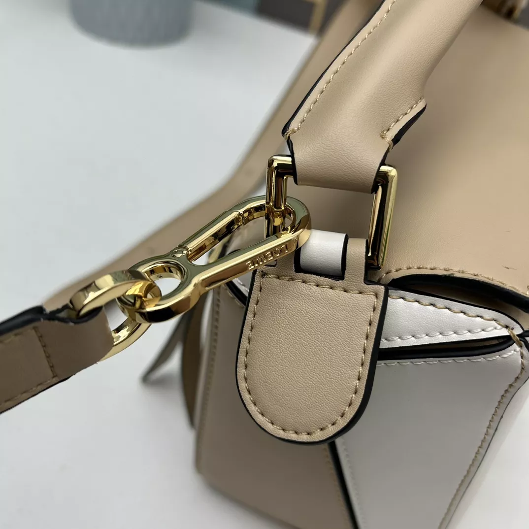 LOEWE AAA Quality Messenger Bags For Women Durable 6476