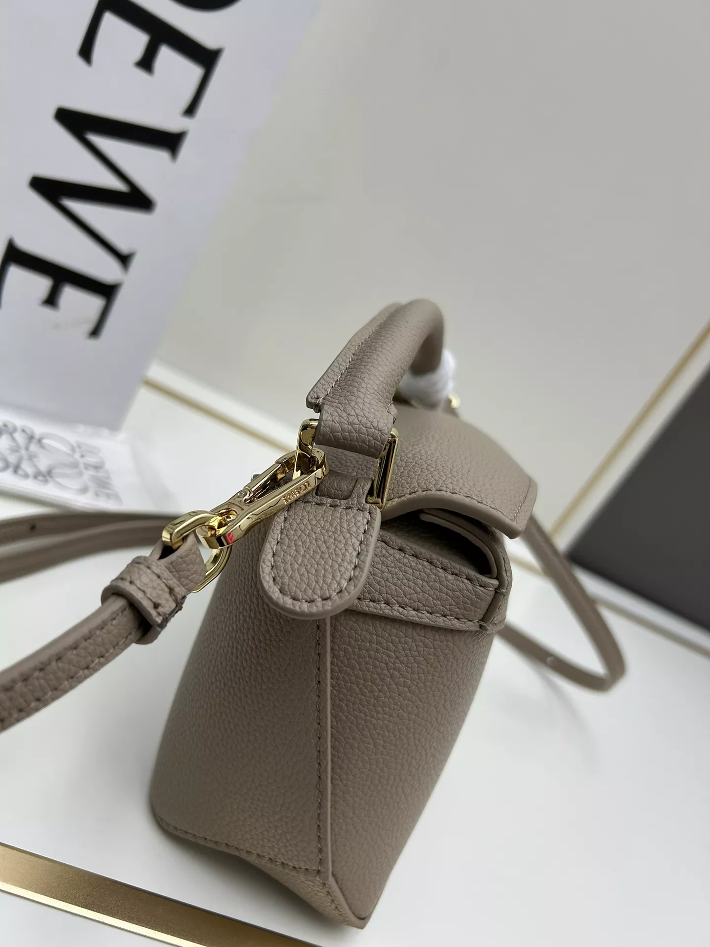 LOEWE AAA Quality Messenger Bags For Women Efficient 6339