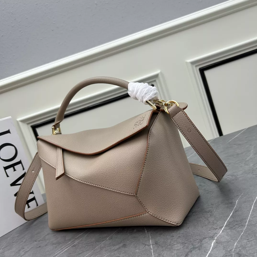 LOEWE AAA Quality Messenger Bags For Women Elegant 1546