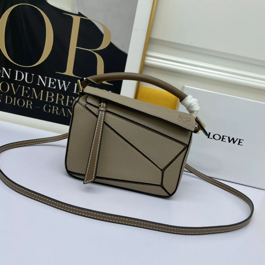 LOEWE AAA Quality Messenger Bags For Women Elegant 3677