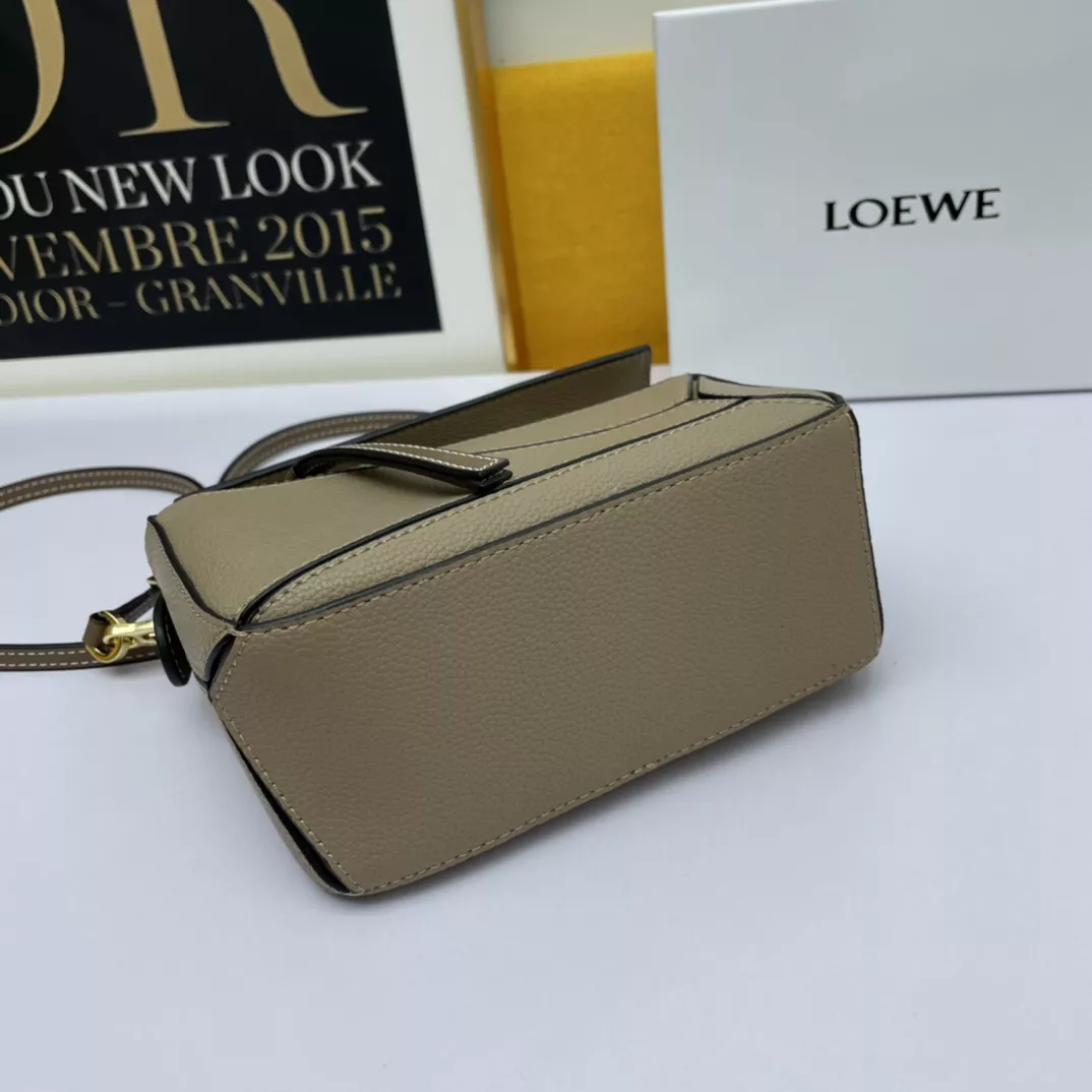 LOEWE AAA Quality Messenger Bags For Women Elegant 3677