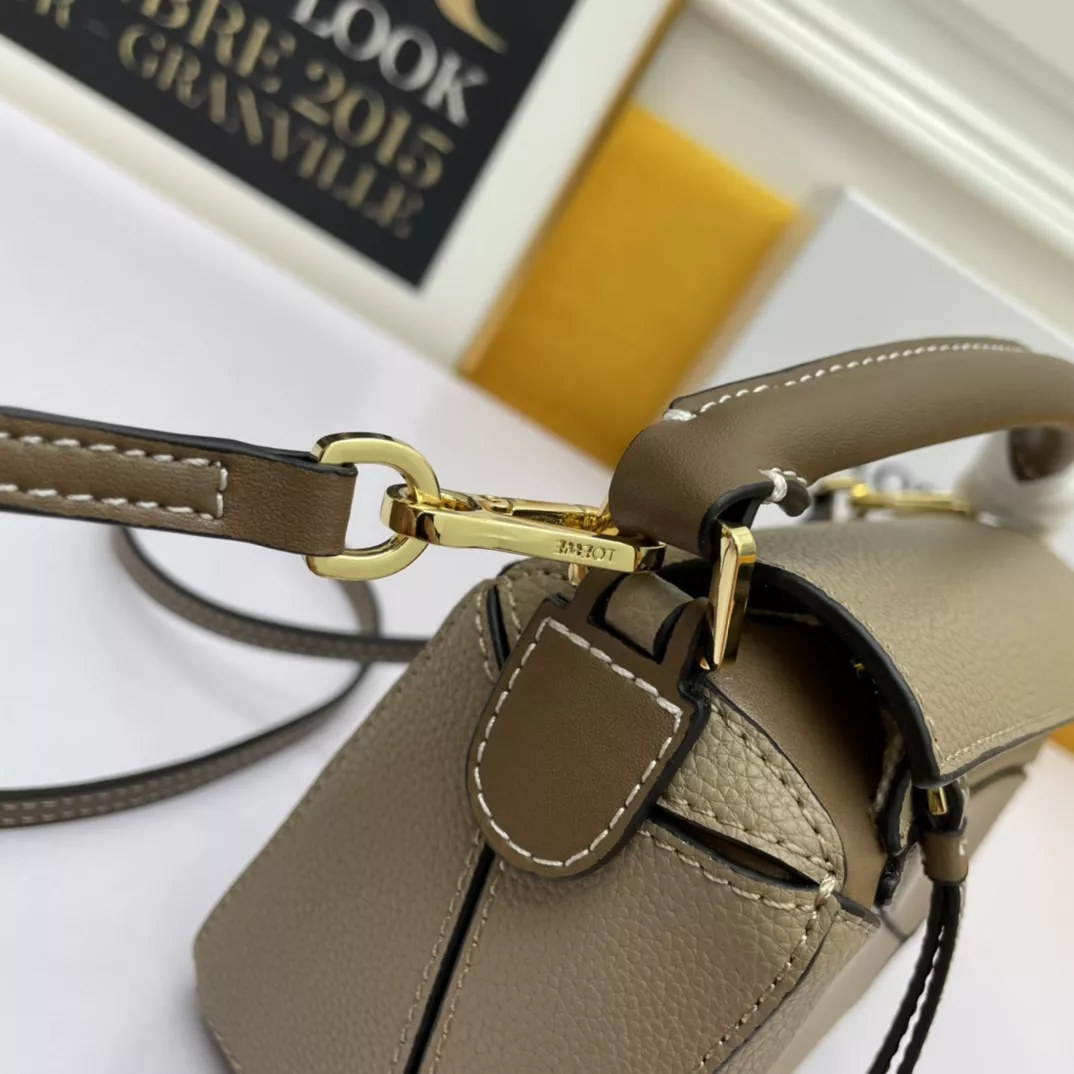 LOEWE AAA Quality Messenger Bags For Women Elegant 3677