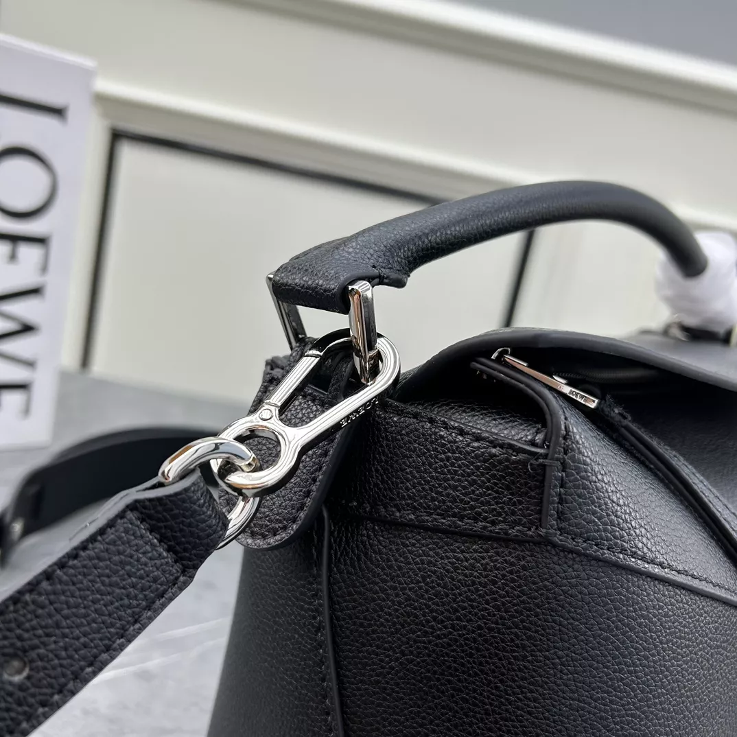 LOEWE AAA Quality Messenger Bags For Women Elegant 5326