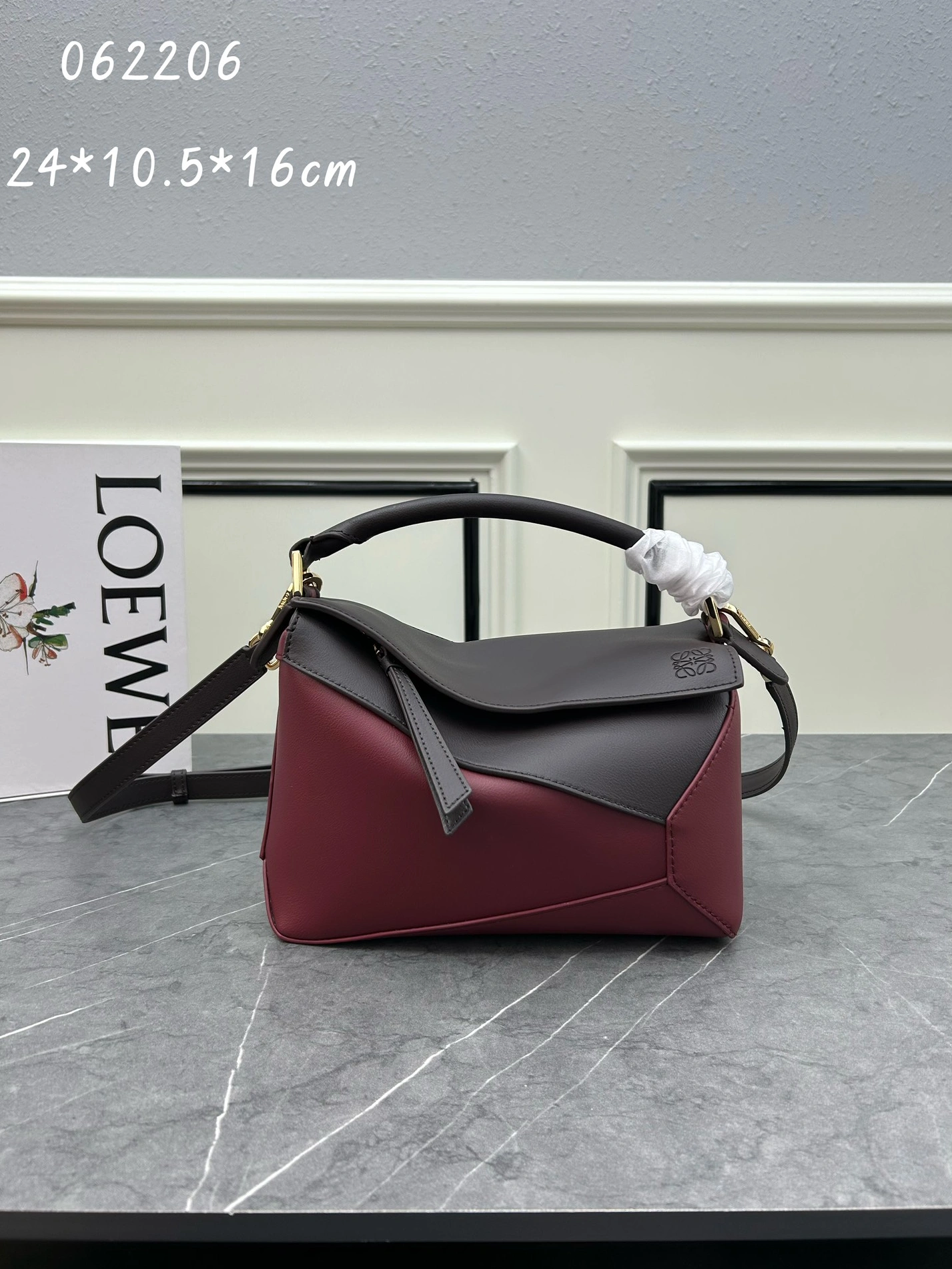 LOEWE AAA Quality Messenger Bags For Women EyeCatching 2374