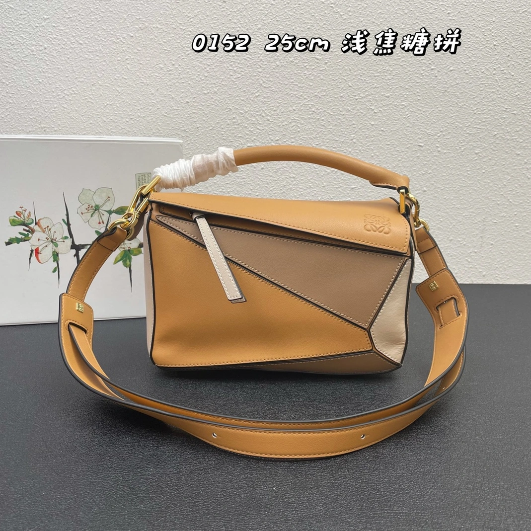 LOEWE AAA Quality Messenger Bags For Women EyeCatching 6748