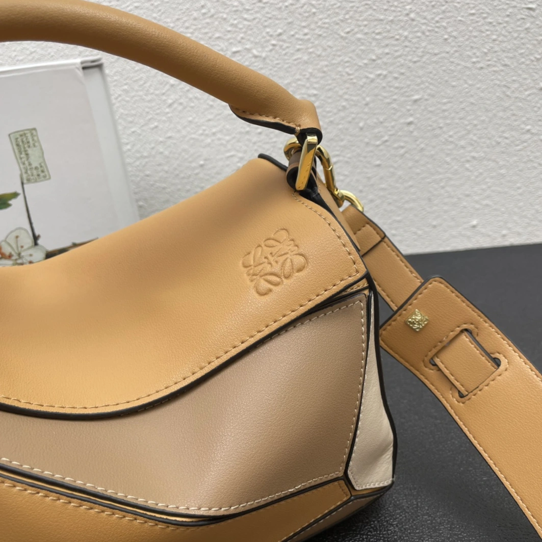 LOEWE AAA Quality Messenger Bags For Women EyeCatching 6748