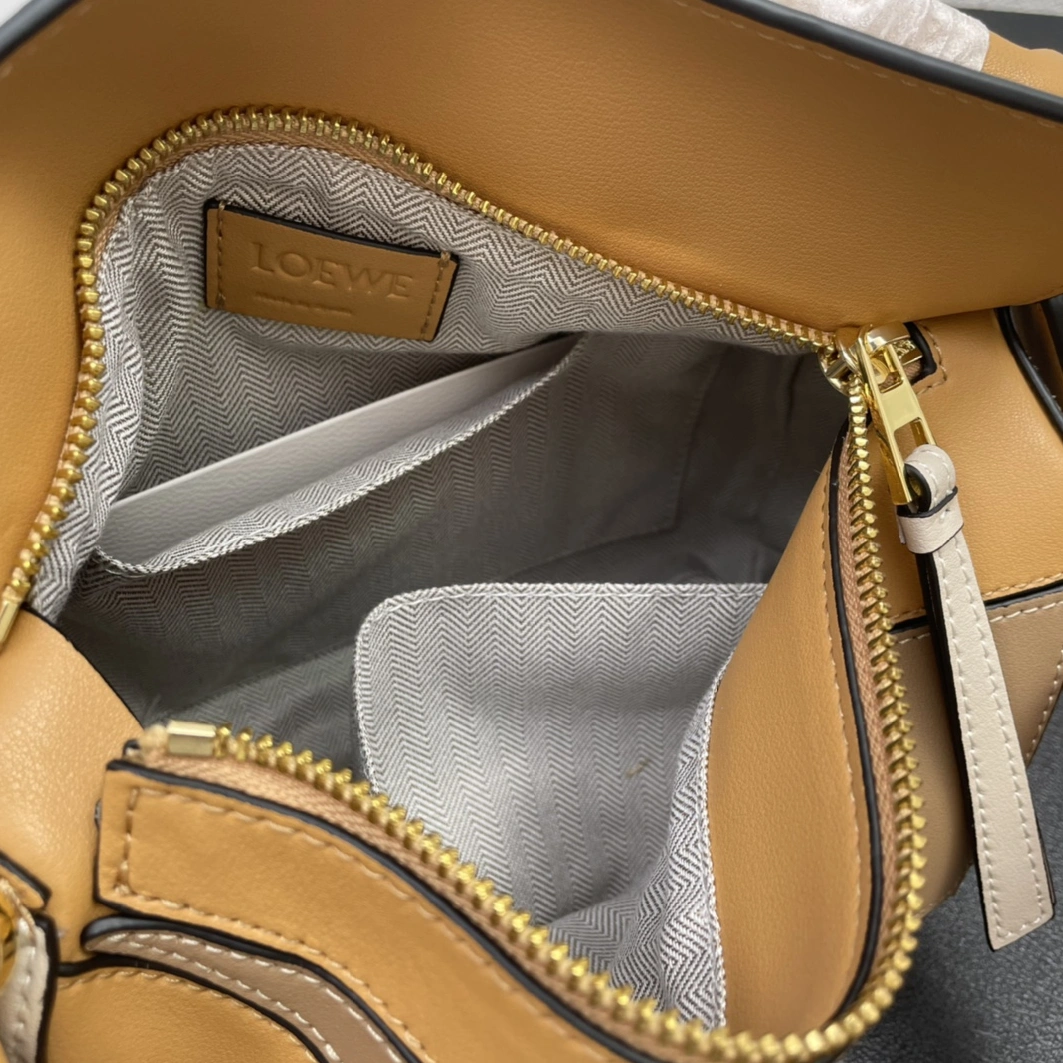 LOEWE AAA Quality Messenger Bags For Women EyeCatching 6748