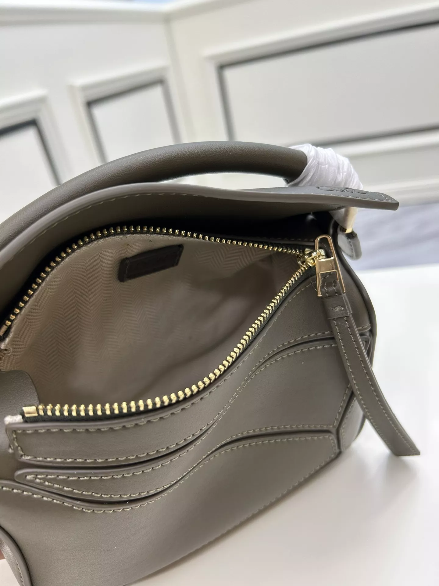 LOEWE AAA Quality Messenger Bags For Women EyeCatching 9517