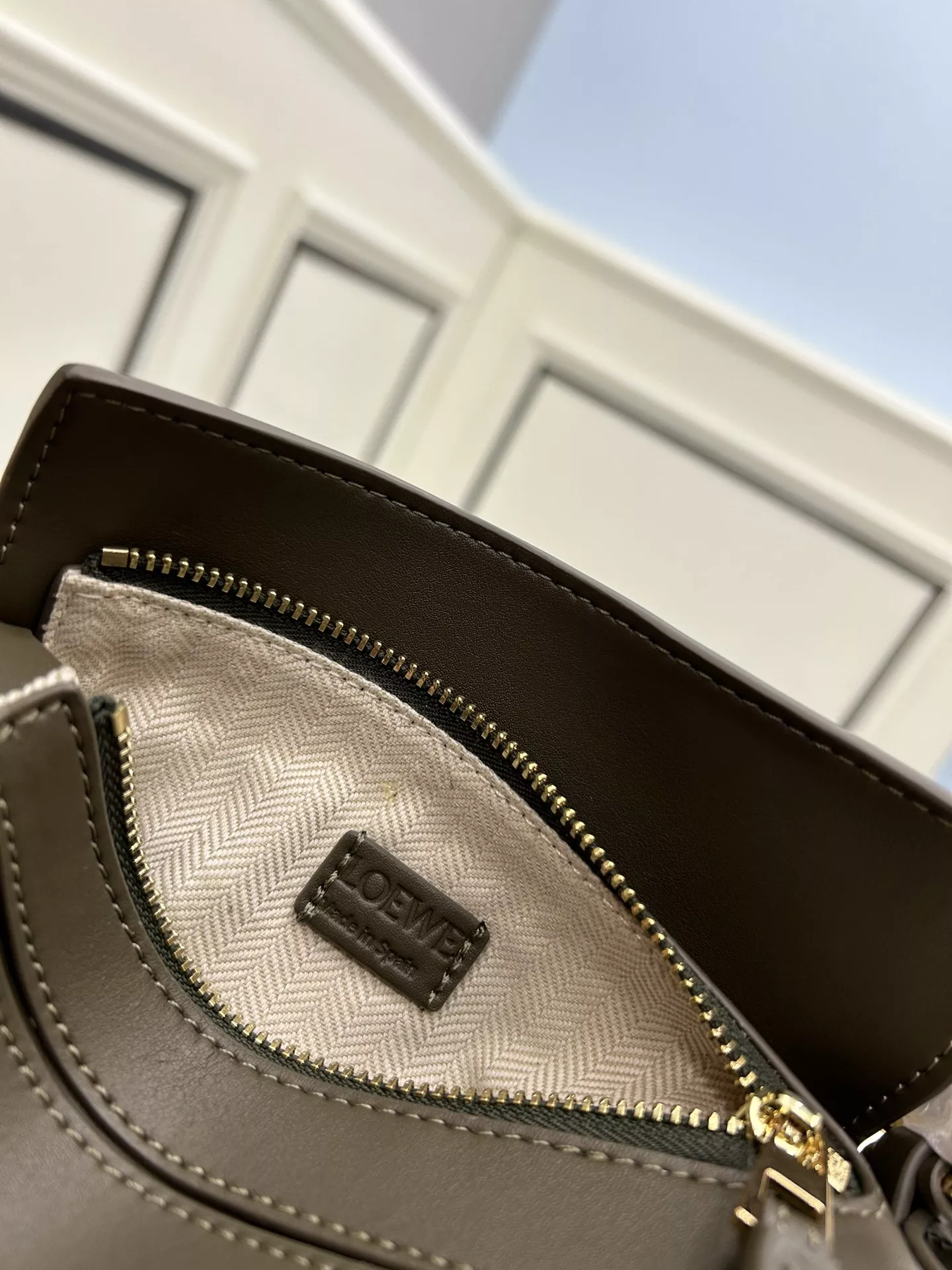 LOEWE AAA Quality Messenger Bags For Women EyeCatching 9517