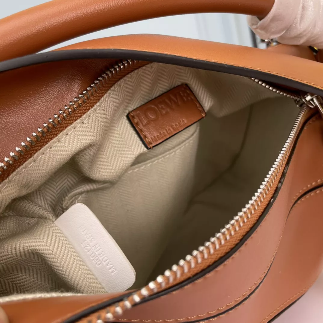 LOEWE AAA Quality Messenger Bags For Women Fashionable 2305