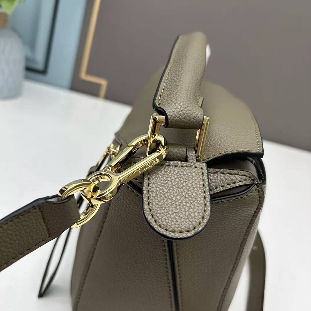 LOEWE AAA Quality Messenger Bags For Women GoodFit 1735