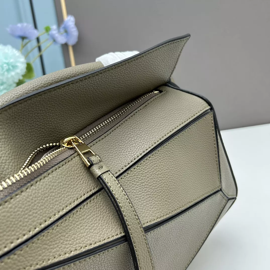 LOEWE AAA Quality Messenger Bags For Women GoodFit 1735