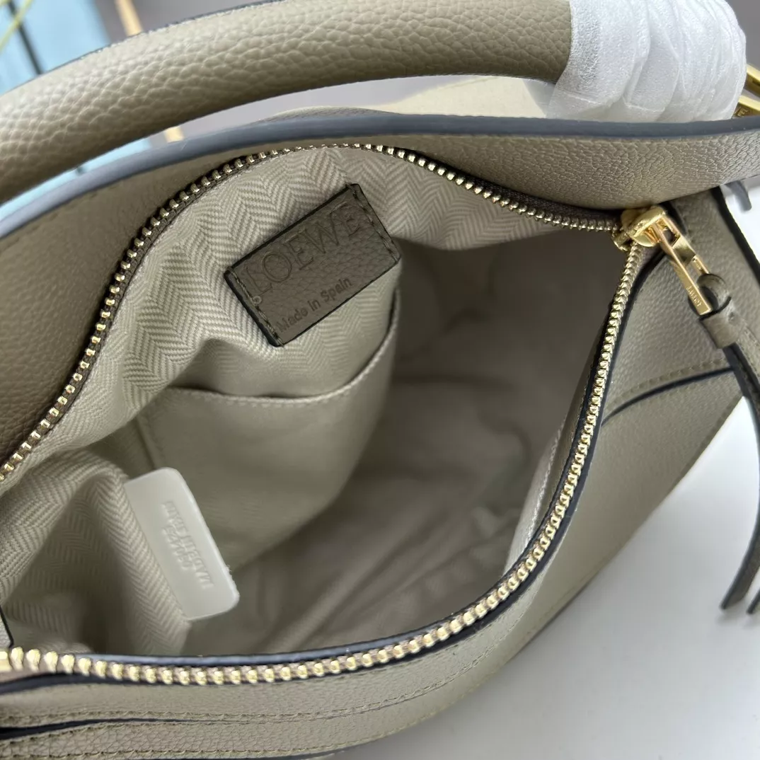 LOEWE AAA Quality Messenger Bags For Women GoodFit 1735
