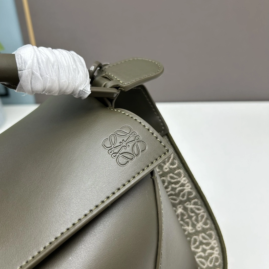 LOEWE AAA Quality Messenger Bags For Women HighQuality 125