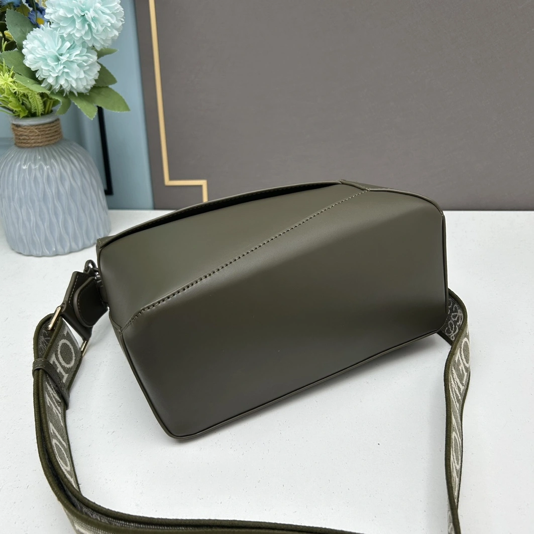 LOEWE AAA Quality Messenger Bags For Women HighQuality 125