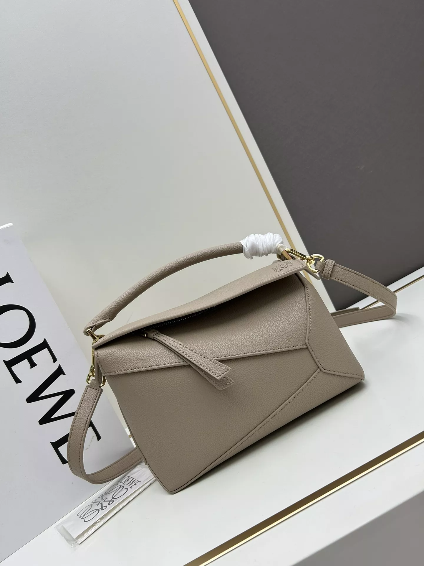 LOEWE AAA Quality Messenger Bags For Women Lightweight 3929