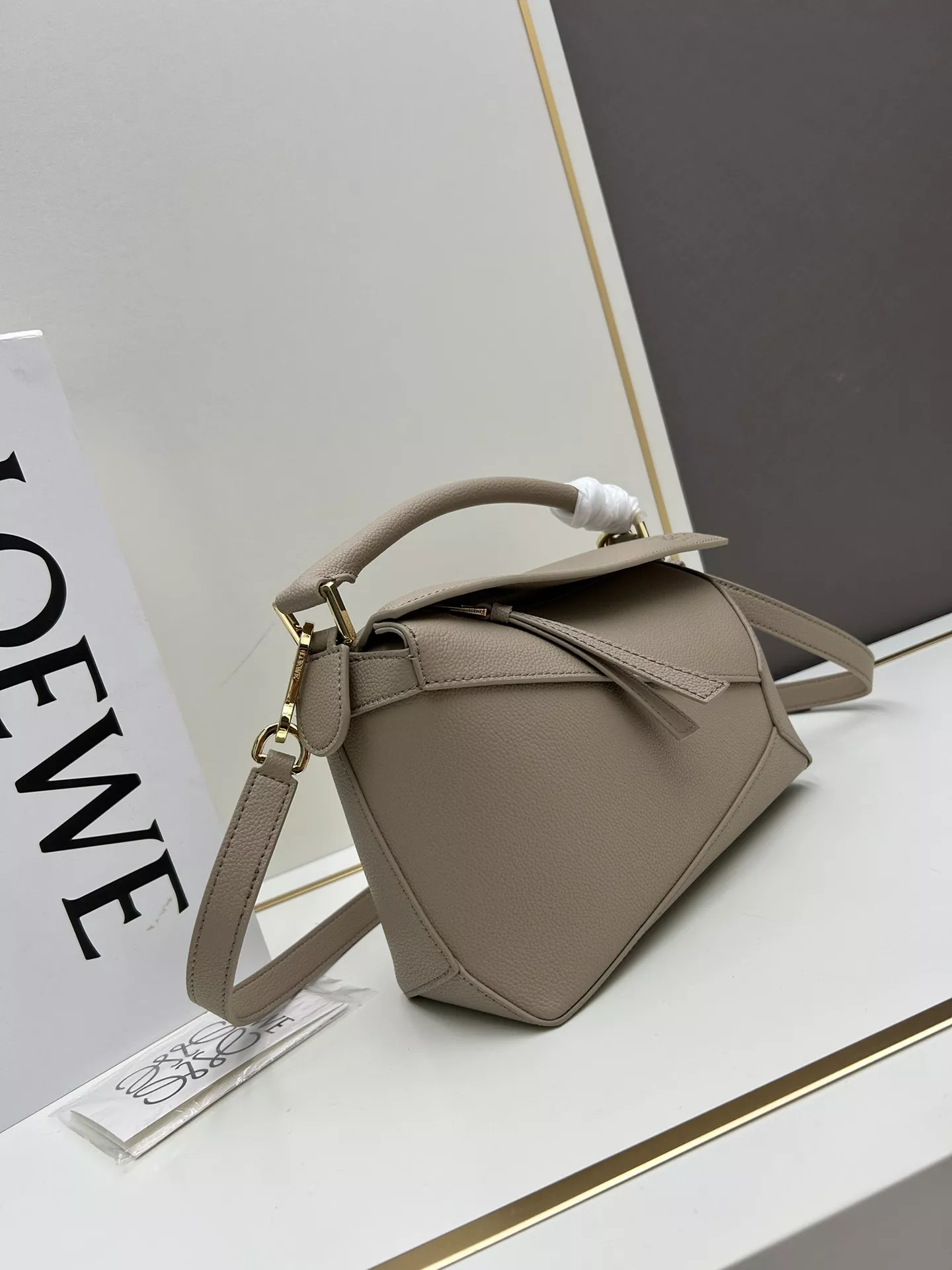LOEWE AAA Quality Messenger Bags For Women Lightweight 3929