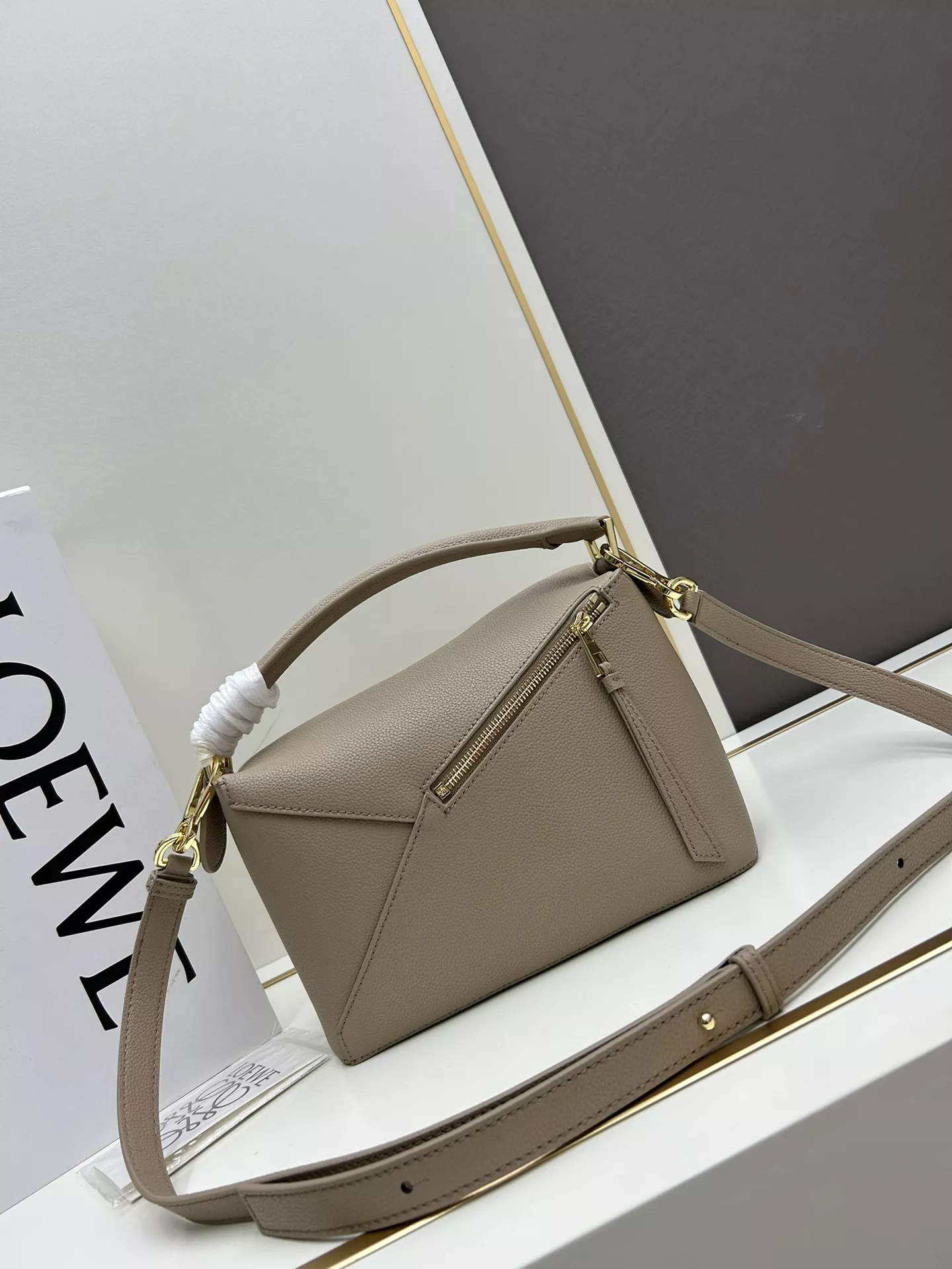 LOEWE AAA Quality Messenger Bags For Women Lightweight 3929